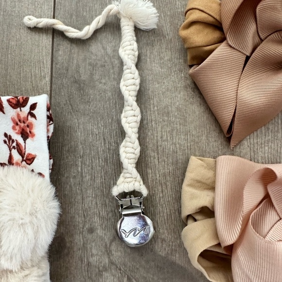 Baby girl boho accessory lot
Headbands and pacifier clip - Picture 6 of 7